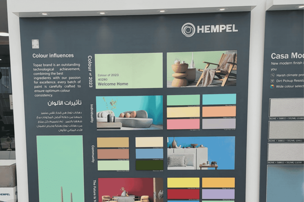 لوحة عرض تأثيرات الألوان من همبل توباز، تعرض لون عام 2023 "ويلكم هوم" بالأخضر المينت.