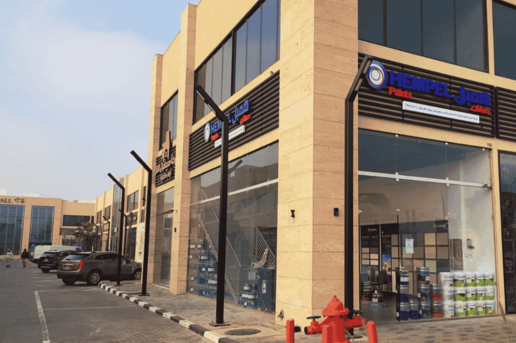 الواجهة الزجاجية لمتجر شركة الخبير للأصباغ في الشويخ، يعرض اصباغ همبل الخارجية و دهانات خارجية للمنازل بروفايل، وهو وجهة للباحثين عن محل اصباغ في الشويخ.